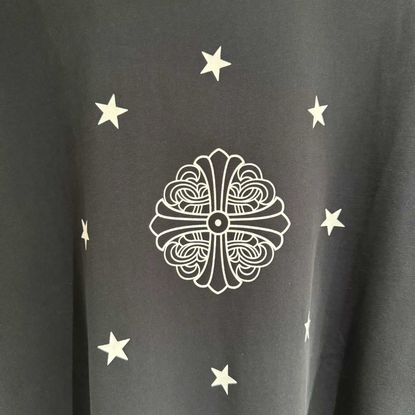🅿️330 [Strict quality control] CH Croixin's new long-sleeved sweatshirt T-shirt. Heavy 340g double yarn fabric. Four flower positions on the front, back and left. Wash the whole garment twice. The four sides are frayed and torn. Heavy fabric. The neckline is made of icy Salona. Loose fit. Deep, wide and stylish. No deformation or shrinkage. 3 colors: black, white and gray. Size: M-2xl